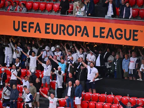Fanúšikovia Tottenhamu Hotspur pred zápasom Tottenham Hotspur - Manchester United vo finále Európskej ligy 2024/2025.