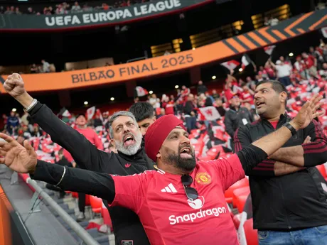 Fanúšikovia Manchestru United pred zápasom Tottenham Hotspur - Manchester United vo finále Európskej ligy 2024/2025.
