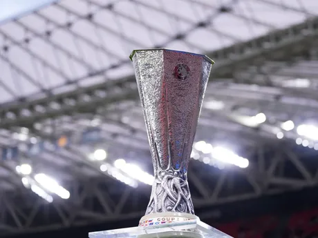 Trofej pre víťaza Európskej ligy pred finálovým zápasom Tottenham Hotspur - Manchester United.