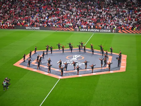Úvodný ceremoniál na štadióne Estadio San Mamés v Bilbau pred zápasom Tottenham Hotspur - Manchester United vo finále Európskej ligy 2024/2025.