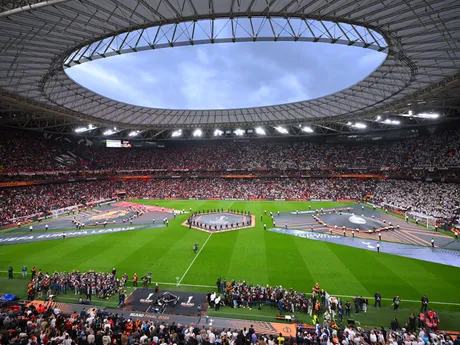 Úvodný ceremoniál na štadióne Estadio San Mamés v Bilbau pred zápasom Tottenham Hotspur - Manchester United vo finále Európskej ligy 2024/2025.