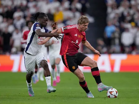 Rasmus Hojlund a Yves Bissouma v zápase Tottenham Hotspur - Manchester United vo finále Európskej ligy 2024/2025.