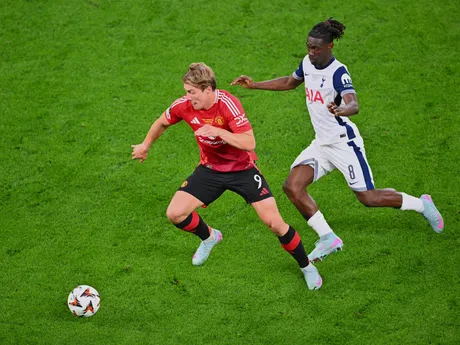 Rasmus Hojlund a Yves Bissouma v zápase Tottenham Hotspur - Manchester United vo finále Európskej ligy 2024/2025.