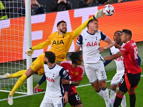 Brankár Tottenhamu Guglielmo Vicario boxuje loptu v zápase Tottenham Hotspur - Manchester United vo finále Európskej ligy 2024/2025.