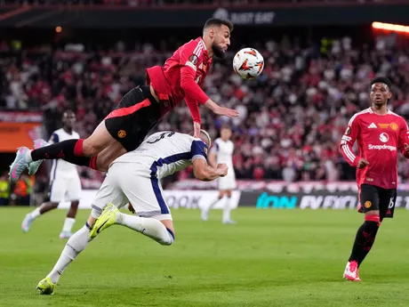 Noussair Mazraoui a Richarlison v súboji v zápase Tottenham Hotspur - Manchester United vo finále Európskej ligy 2024/2025.