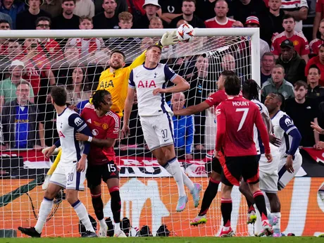 Obranca Tottenhamu Micky van de Ven hlavičkuje v zápase Tottenham Hotspur - Manchester United vo finále Európskej ligy 2024/2025.