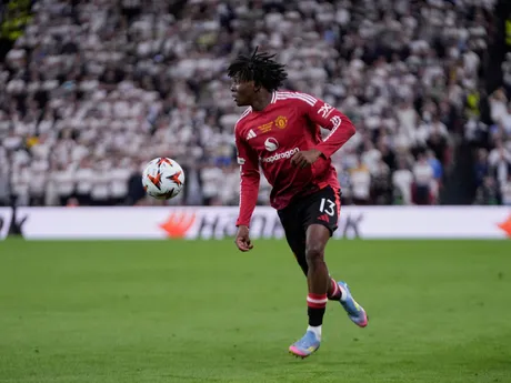Patrick Dorgu v zápase Tottenham Hotspur - Manchester United vo finále Európskej ligy 2024/2025.