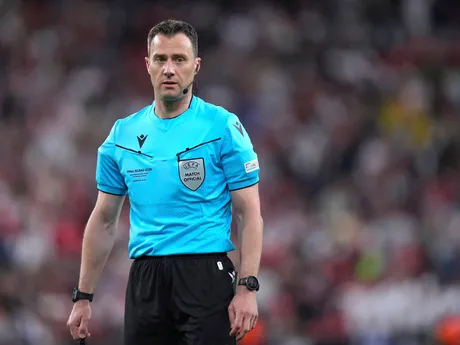 Rozhodca Felix Zwayer v zápase Tottenham Hotspur - Manchester United vo finále Európskej ligy 2024/2025.