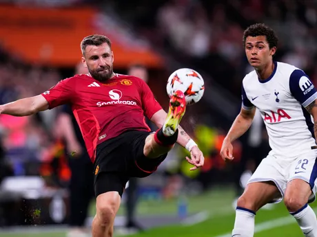 Luke Shaw a Brennan Johnson v zápase Tottenham Hotspur - Manchester United vo finále Európskej ligy 2024/2025.