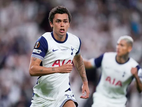 Brennan Johnson oslavuje gól v zápase Tottenham Hotspur - Manchester United vo finále Európskej ligy 2024/2025.