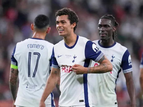 Brennan Johnson (v strede) oslavuje gól v zápase Tottenham Hotspur - Manchester United vo finále Európskej ligy 2024/2025.