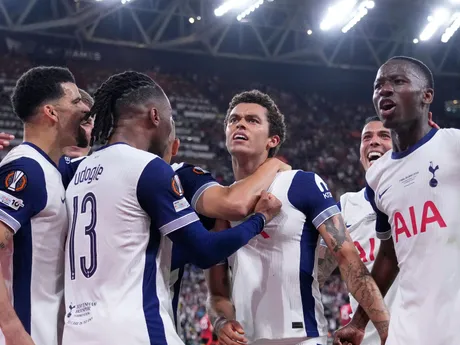 Brennan Johnson (v strede) oslavuje gól v zápase Tottenham Hotspur - Manchester United vo finále Európskej ligy 2024/2025.