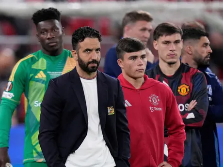 Sklamaní hráči a tréner Ruben Amorim Manchestru United po prehre vo finálovom zápase Európskej ligy Tottenham Hotspur - Manchester United.