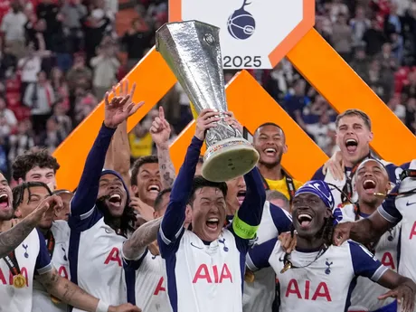 Futbalisti Tottenhamu oslavujú víťazstvo vo finále Európskej ligy nad Manchestrom United.