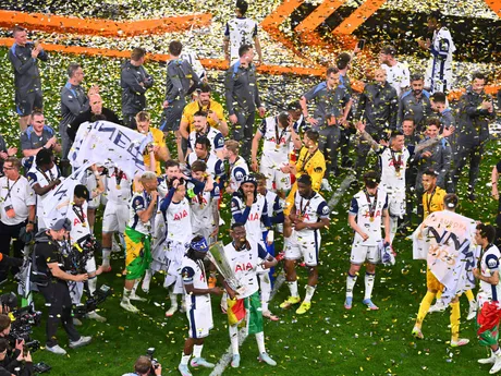 Futbalisti Tottenhamu oslavujú víťazstvo vo finále Európskej ligy nad Manchestrom United.