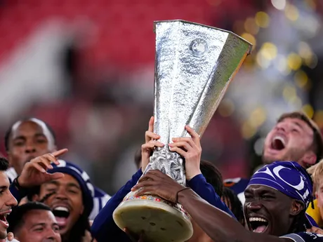 Futbalisti Tottenhamu oslavujú víťazstvo vo finále Európskej ligy nad Manchestrom United.