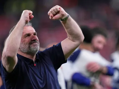 Tréner Tottenhamu Ange Postecoglu oslavuje víťazstvo vo finále Európskej ligy nad Manchestrom United.