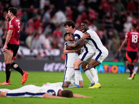 Futbalisti Tottenhamu oslavujú víťazstvo vo finále Európskej ligy nad Manchestrom United.