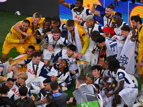 Futbalisti Tottenhamu oslavujú víťazstvo vo finále Európskej ligy nad Manchestrom United.