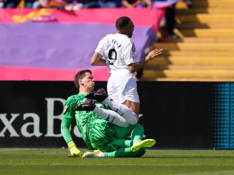 Wojciech Szczesny fauluje Kyliana Mbappého v zápase 35. kola La Ligy FC Barcelona - Real Madrid. 