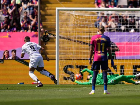 Kylian Mbappé premieňa pokutový kop v zápase 35. kola La Ligy FC Barcelona - Real Madrid. 