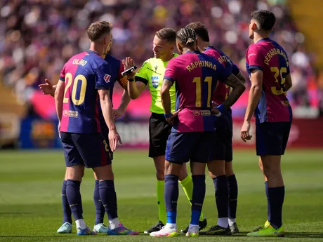 Hráči Barcelony protestujú v zápase 35. kola La Ligy FC Barcelona - Real Madrid. 