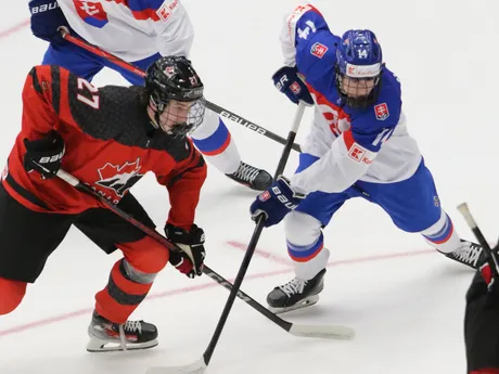 Lucas Novák a Matthew Gard v zápase Slovensko - Kanada  v semifinále MS 18 v hokeji.