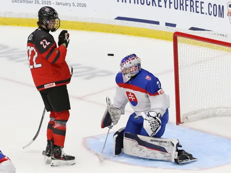 Brankár Michal Prádel a Jack Nesbitt v zápase Slovensko - Kanada  v semifinále MS 18 v hokeji.