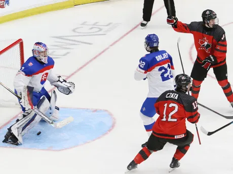 Brankár Michal Prádel inkasuje prvý gól v semifinále MS18 v hokeji Slovensko - Kanada.