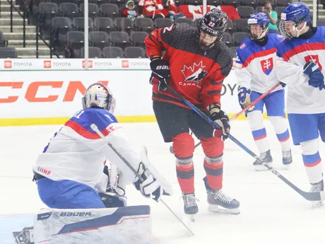 Michal Prádel likviduje šancu Jacka Nesbitta v semifinále MS18 v hokeji Slovensko - Kanada.