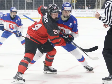 Ján Chovan a Braeden Cootes v zápase Slovensko - Kanada v semifinále MS 18 v hokeji. 