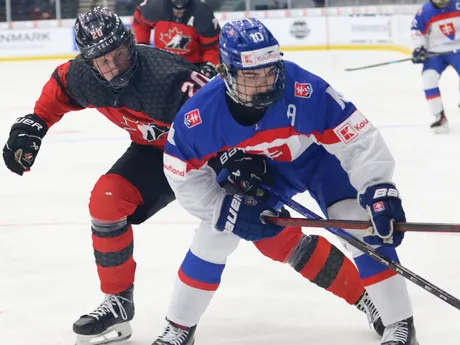 Michal Svrček a Keaton Verhoeff v zápase Slovensko - Kanada  v semifinále MS 18 v hokeji.
