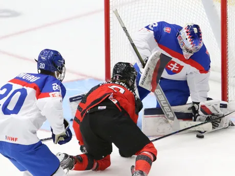 Brankár Michal Prádel zasahuje v zápase Slovensko - Kanada  v semifinále MS 18 v hokeji.