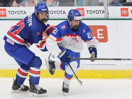Adam Nemec a Teddy Mutryn v zápase o bronz Slovensko - USA na MS 18 v hokeji.