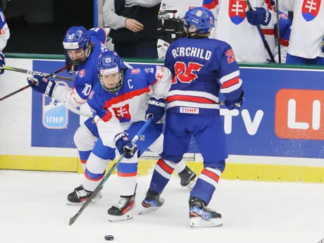 Michal Svrček a Luka Radivojevič v zápase o bronz Slovensko - USA na MS 18 v hokeji.
