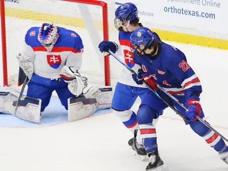 Michal Prádel zasahuje v zápase o bronz Slovensko - USA na MS 18 v hokeji.