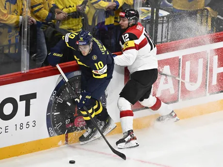 Alexander Wennberg (vľavo) a David Maier v zápase Švédsko - Rakúsko v skupine A na MS v hokeji 2025.