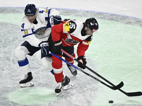 Fín Mikko Lehtonen (vľavo) a Rakúšan Lukas Kainz v zápase skupiny A na MS v hokeji 2025: Rakúsko - Fínsko.