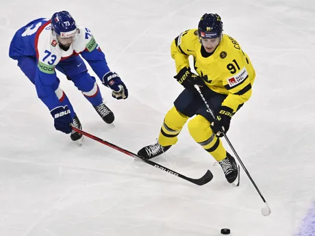 Michal Beňo (vľavo) a Leo Carlsson v zápase skupiny A na MS v hokeji 2025.