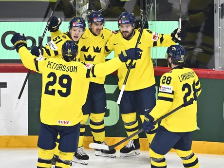 Mikael Backlund sa so spoluhráčmi teší po strelenom góle v zápase Slovensko - Švédsko v skupine A na MS v hokeji 2025.