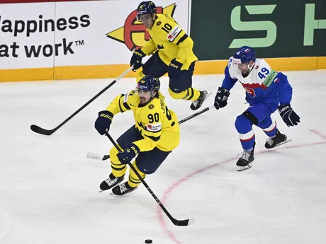 Marcus Johansson, Alexander Wennberg a Samuel Takáč v zápase Slovensko - Švédsko v skupine A na MS v hokeji 2025