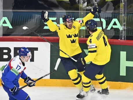 Mikael Backlund sa teší po strelenom góle v zápase Slovensko - Švédsko v skupine A na MS v hokeji 2025.