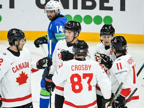 Bo Horvat oslavuje gól počas zápasu skupiny A Slovinsko - Kanada na MS v hokeji 2025. 