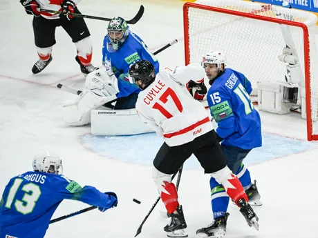 Will Cuylle a Blaz Gregorc počas zápasu skupiny A Slovinsko - Kanada na MS v hokeji 2025. 