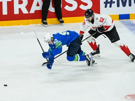 Anze Zezelj a Mackenzie Weegar počas zápasu skupiny A Slovinsko - Kanada na MS v hokeji 2025. 