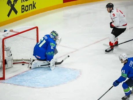 Nate MacKinnon strieľa gól počas zápasu skupiny A Slovinsko - Kanada na MS v hokeji 2025. 