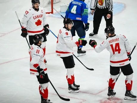 Bo Horvat, Sidney Crosby, Travis Konecny a Nate MacKinnon oslavujú gól počas zápasu skupiny A Slovinsko - Kanada na MS v hokeji 2025. 