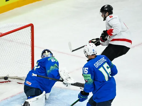 Noah Dobson dáva gól počas zápasu skupiny A Slovinsko - Kanada na MS v hokeji 2025. 
