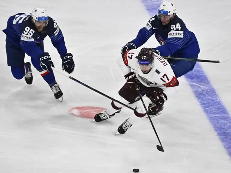 Zľava Kevin Bozon, Martins Dzierkals a Tim Bozon v zápase Francúzsko - Lotyšsko v skupine A na MS v hokeji 2025.