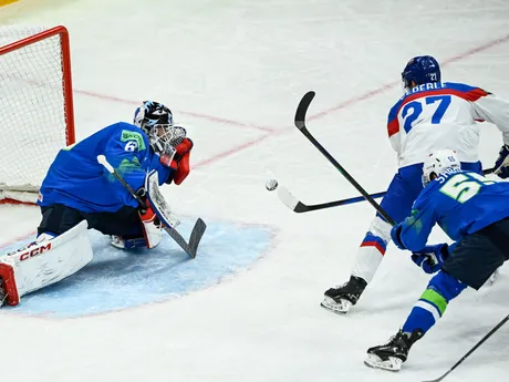 Sebastián Čederle strieľa gól v zápase Slovensko - Slovinsko v skupine A na MS v hokeji 2025.